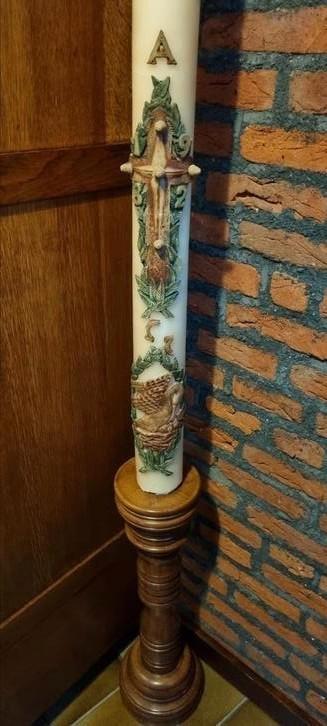 Eiken kandelaar met paas kaars uit kerk beschikbaar voor biedingen
