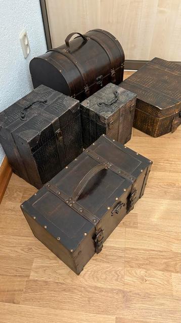 Decoratieve Koffertjes / Kisten beschikbaar voor biedingen
