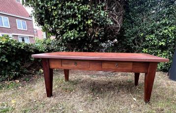 Massieve houten salontafel – karakter- en stijlvol! beschikbaar voor biedingen