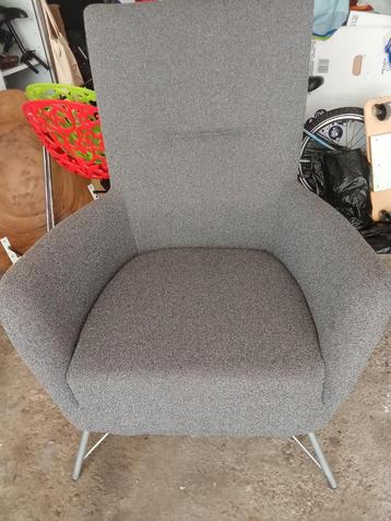 Grijze Fauteuil met Metalen Poten beschikbaar voor biedingen
