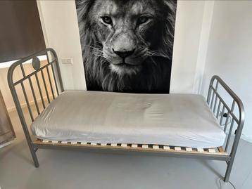 Eénpersoonsbed inclusief lattenbodem en matras beschikbaar voor biedingen