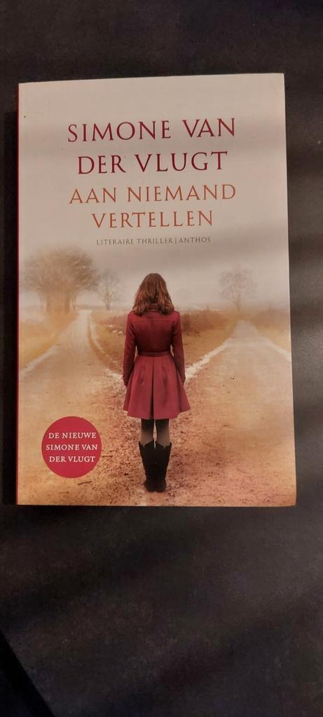 Simone van der Vlugt - Aan niemand vertellen, Boeken, Thrillers, Zo goed als nieuw, Ophalen of Verzenden