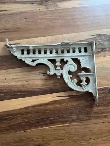 Een Antieke witte sierbeugel beschikbaar voor biedingen