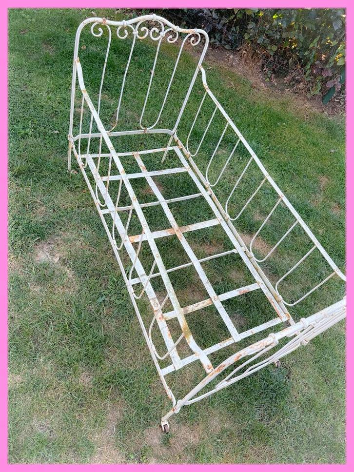 Brocant Frans spijlenbedje metalen bed hondenmand ledikant, Antiek en Kunst, Curiosa en Brocante, Ophalen