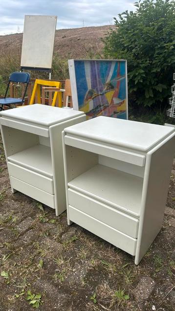 3 vintage look nachtkastjes beschikbaar voor biedingen