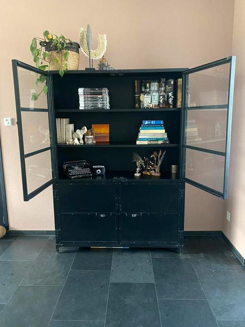 Vitrinekast Marcia, zwart metaal, industrieel, Huis en Inrichting, Kasten | Overige, Gebruikt, Ophalen