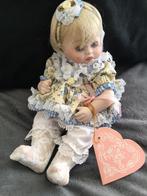 Klein porselein popje ( Franklinmint) 25 cm, Verzamelen, Poppen, Ophalen of Verzenden, Nieuw, Pop