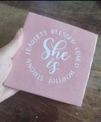 Roze Tegeltje met Standaard - 'She is', Huis en Inrichting, Woonaccessoires | Tekstborden en Spreuken, Ophalen of Verzenden, Nieuw