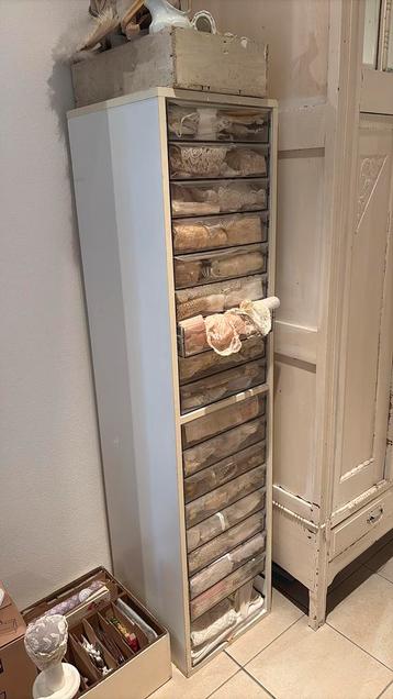 Hoge fourniturenkast  naaigaren kast met veel oud kant beschikbaar voor biedingen