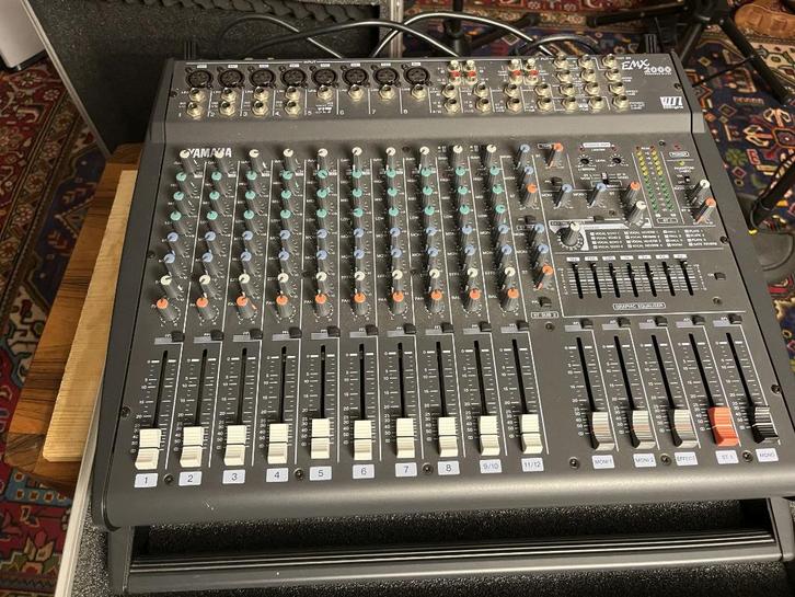 Yamaha EMX Powered Mixer met flight case, Audio, Tv en Foto, Professionele Audio-, Tv- en Video-apparatuur, Zo goed als nieuw