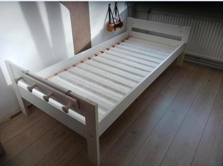 Lifetime bed, stevig, 90x200cm, +Kapstok, Huis en Inrichting, Slaapkamer | Bedden, Gebruikt, Eenpersoons, 90 cm, 200 cm, Hout