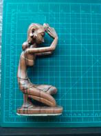 Indonesië Balinese houtsnijwerk beeld van biddende vrouw., Antiek en Kunst, Ophalen of Verzenden