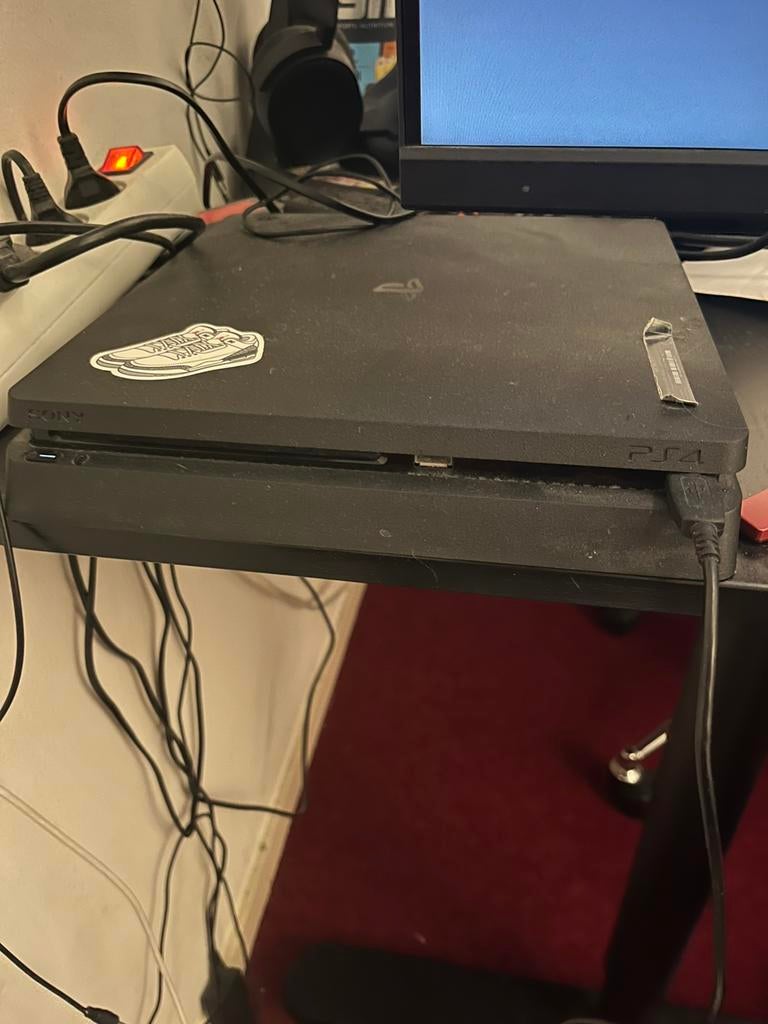 Playstation 4 Slim 500gb, Ophalen, Zo goed als nieuw, Met 2 controllers, Slim