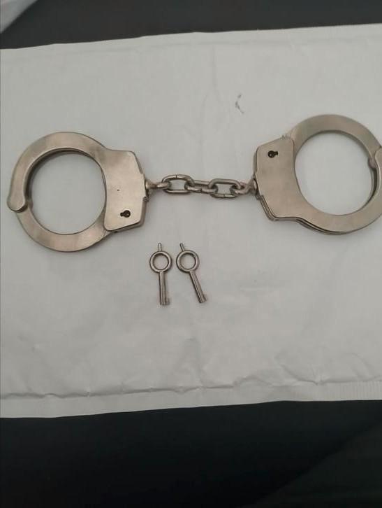 👉 Zware handboeien met sleuteltjes made in Japan, Verzamelen, Militaria | Algemeen, Landmacht, Nederland, Ophalen of Verzenden