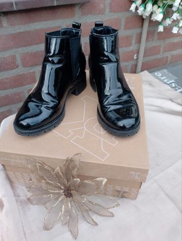 Prachtige lak enkellaarzen van SPRING , 38 zwart beschikbaar voor biedingen