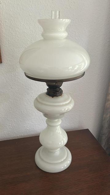 Antieke olielamp wit glas beschikbaar voor biedingen