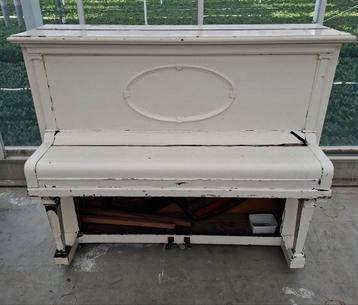 Witte vintage piano beschikbaar voor biedingen