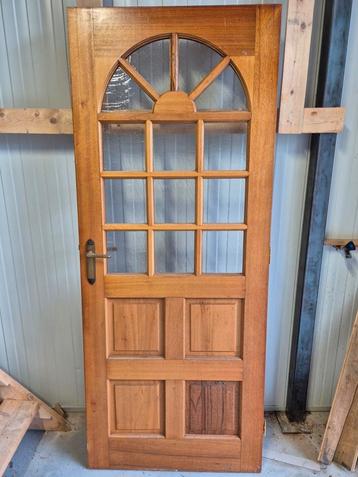 Houten binnendeur met glas beschikbaar voor biedingen