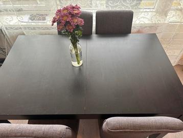 Uitschuifbare Eettafel met 4 Stoelen beschikbaar voor biedingen