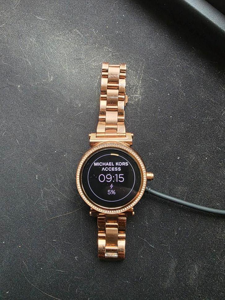 Michael Kors MKT5022 Smartwatch, Sieraden, Tassen en Uiterlijk, Smartwatches, Zo goed als nieuw, Android, Roze, Calorieverbanding