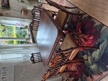 Antieke eettafel met 6 stoelen en salontafel beschikbaar voor biedingen