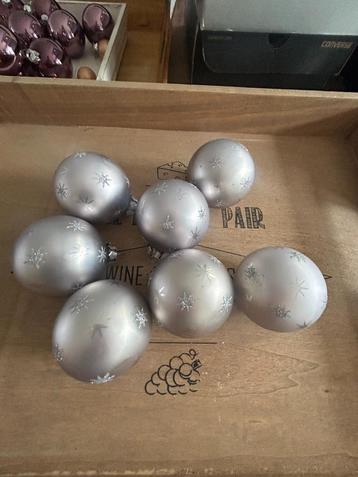 7 Kerstballen zilver met sneeuwvlokprint van glas beschikbaar voor biedingen