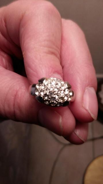 NIEUWE ring , zilverKLEURIG, strass steentjes, maat 18,5-19