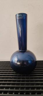 Midcentury Nuutajärvi Fins inktblauw glazen vaas, 20 cm, Huis en Inrichting, Overige kleuren, Ophalen of Verzenden, Minder dan 50 cm