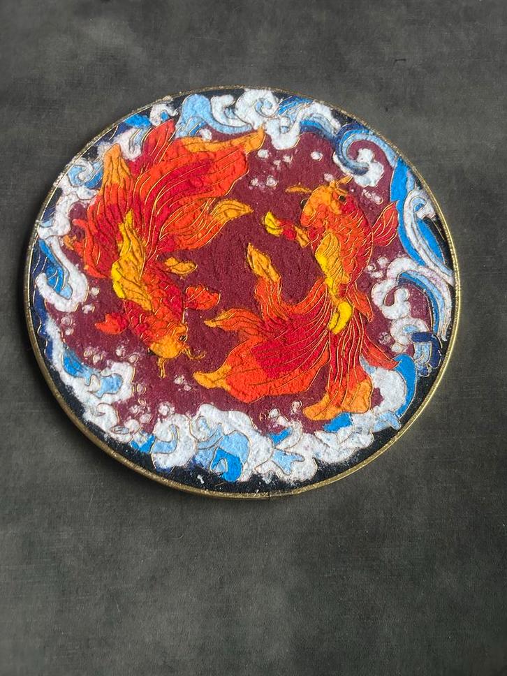 Cloisonné Onderzetter met Goudvissen, Antiek en Kunst, Kunst | Overige Kunst, Ophalen of Verzenden