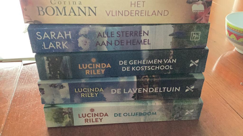 Lucinda Riley, Sarah Lark en Corina Bomann, Ophalen, Zo goed als nieuw, Nederland