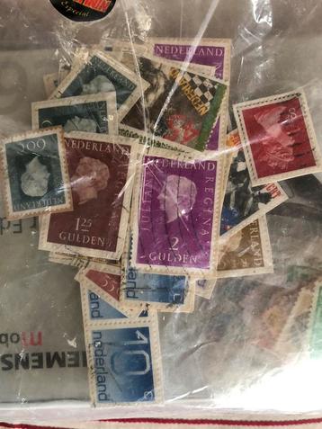 Honderden Afgeknipte Postzegels, binnen- en buitenland. beschikbaar voor biedingen