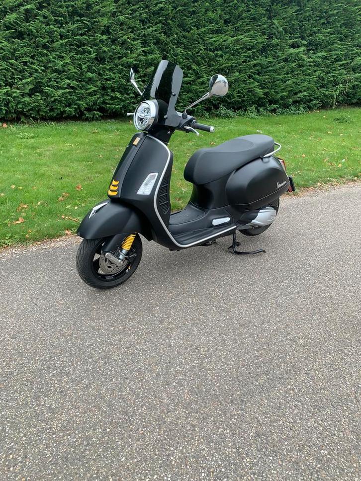 Nette vespa 300 gts hpe 2021, Fietsen en Brommers, Scooters | Vespa, Zo goed als nieuw, Overige modellen, Benzine, Ophalen