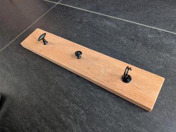 Eiken houten wandkapstok met 3 zwarte haken beschikbaar voor biedingen