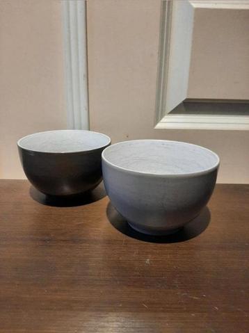 2 diepe grijze kommen. beschikbaar voor biedingen