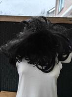Pruik zwart van kleur., Ophalen of Verzenden, Zo goed als nieuw