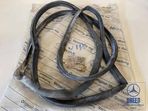 NOS deurrubber linksvoor voor Mercedes-Benz W114 W115 /8, Auto-onderdelen, Carrosserie en Plaatwerk, Mercedes-Benz, Nieuw, Ophalen of Verzenden