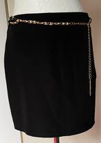 Kort zwarte rok met goudkleurige taille-ketting, Kleding | Dames, Rokken, Maat 38/40 (M), Zwart, Nieuw, Ophalen of Verzenden