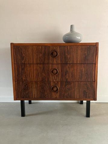 Midcentury vintage Zweeds teak ladekastje beschikbaar voor biedingen