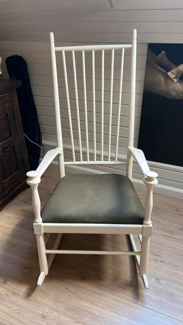Schommelstoel brocante stijl beschikbaar voor biedingen