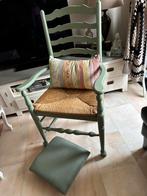 Leuk gepimte oude stoel met rieten zitting ,voetenbankje, Huis en Inrichting, Stoelen, Ophalen, Zo goed als nieuw, Overige kleuren