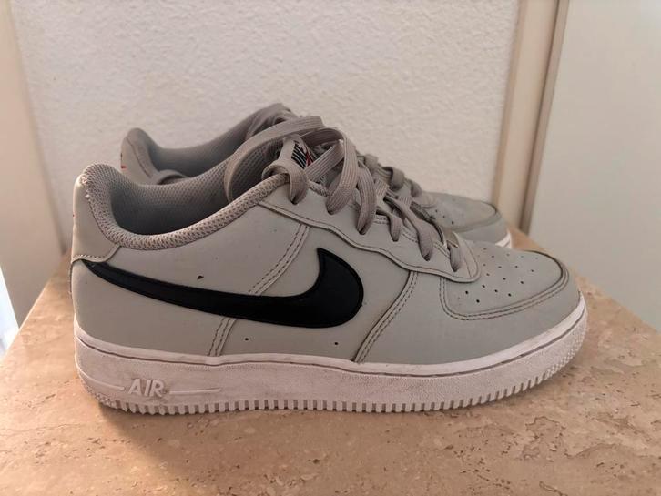 Nike Air Force 1 maat 38,5 – grijs/zwart, nette staat, Kinderen en Baby's, Kinderkleding | Schoenen en Sokken, Zo goed als nieuw