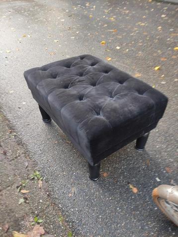 Zwarte poef - Prima staat beschikbaar voor biedingen