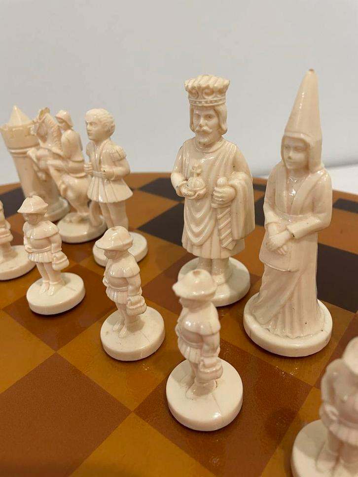 Schaakspel: Homas Plastic & Rond Schaakbord, Hobby en Vrije tijd, Gezelschapsspellen | Bordspellen, Gebruikt, Een of twee spelers