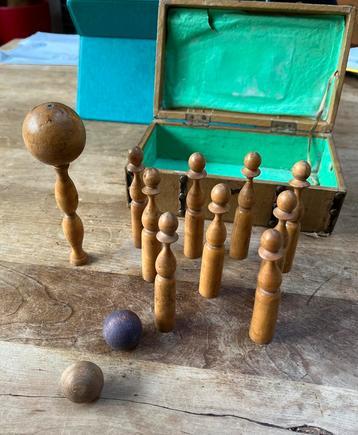Antiek tafel kegelspel in kistje beschikbaar voor biedingen