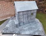 Unieke dioramabase met Duitse schuur/huis - resin 1/35, Verzenden, Zo goed als nieuw, 1:35 tot 1:50, Diorama