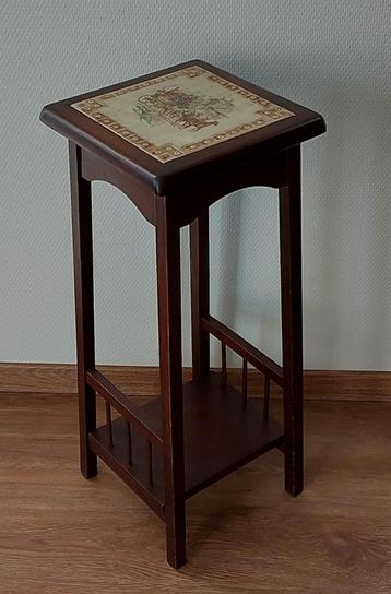Vintage plantentafeltje met tegel koets met paarden beschikbaar voor biedingen