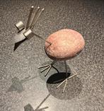 Metalen vogel sculptuur met steen, Ophalen of Verzenden