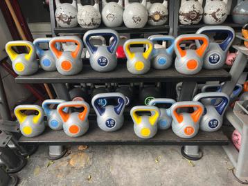 Kettlebells  kettlebell rek incl 4 x 4-6-8-12 kg gewichten beschikbaar voor biedingen