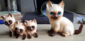 2 porseleinen Siamese katten beeldjes. 1 x met 3 en 1 enkele beschikbaar voor biedingen