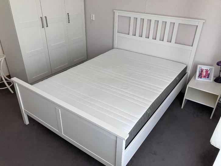 Ikea Hemnes bedframe witgebeitst compleet met lattenbodems, Huis en Inrichting, Slaapkamer | Bedden, Gebruikt, Tweepersoons, 140 cm